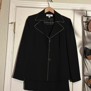 Designed  by Le Suit in a beautiful Black with gold piping and soft details .